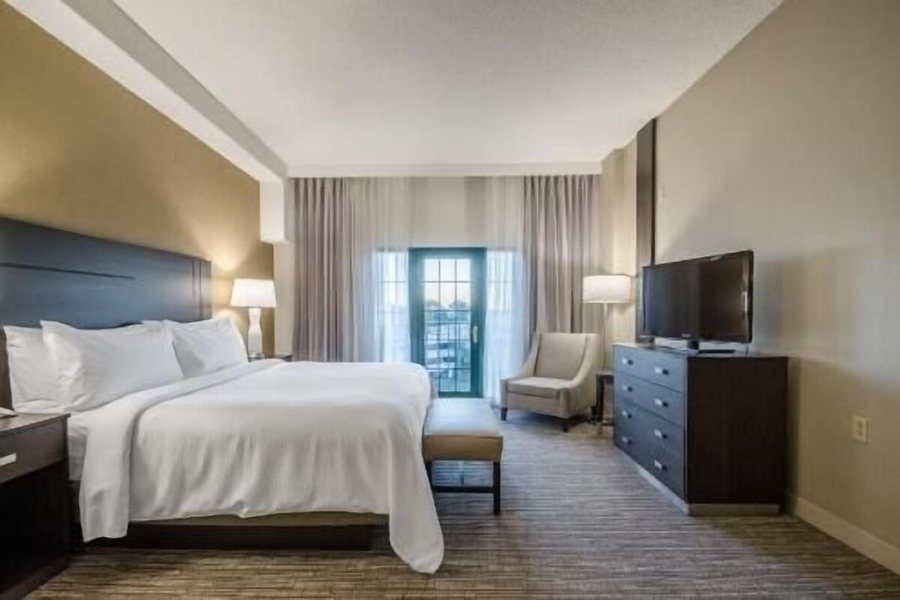 Embassy Suites by Hilton Indianapolis North — Guest room