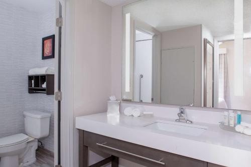 Embassy Suites by Hilton Irving Las Colinas — Bathroom