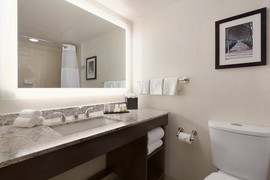 Embassy Suites by Hilton Jacksonville Baymeadows — Bathroom