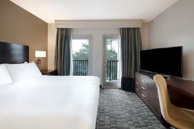 Embassy Suites by Hilton Jacksonville Baymeadows — Guest room