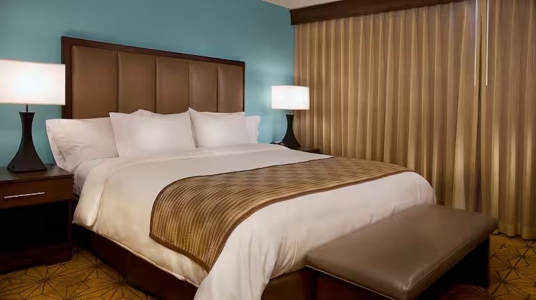 Embassy Suites by Hilton Kansas City International Airport — Guest room