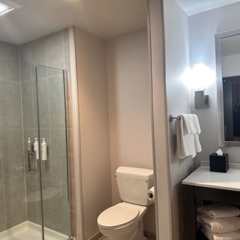 Embassy Suites by Hilton Kansas City Olathe — Bathroom