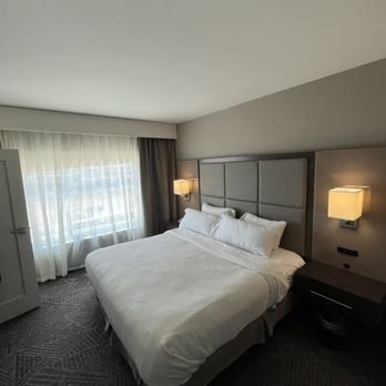 Embassy Suites by Hilton Kansas City Olathe — Guest room