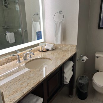 Embassy Suites by Hilton Kansas City Overland Park — Bathroom