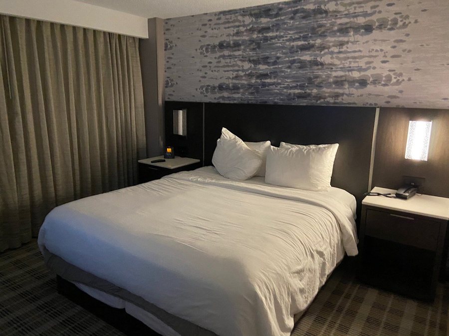 Embassy Suites by Hilton Kansas City Overland Park — Guest room