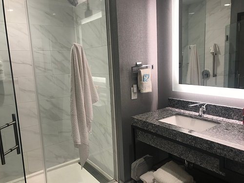 Embassy Suites By Hilton Knoxville Downtown — Bathroom