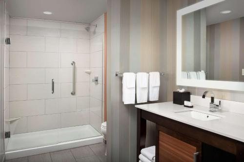 Embassy Suites By Hilton Knoxville West — Bathroom
