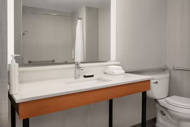 Embassy Suites By Hilton La Quinta Hotel Spa — Bathroom