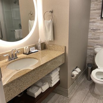 Embassy Suites by Hilton Lexington Green — Bathroom