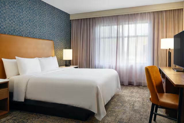 Embassy Suites by Hilton Lincoln — Guest room