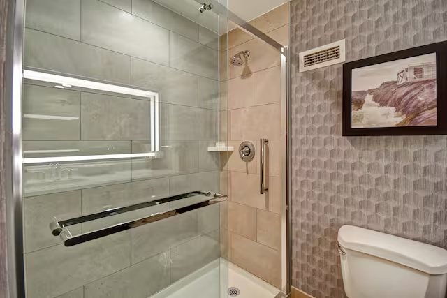 Embassy Suites by Hilton Little Rock — Bathroom