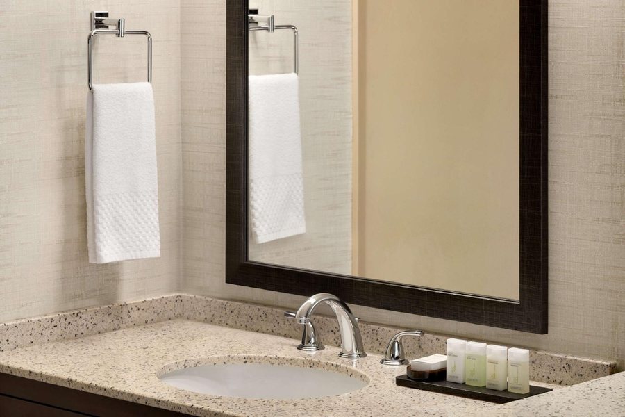 Embassy Suites by Hilton Lompoc Central Coast — Bathroom