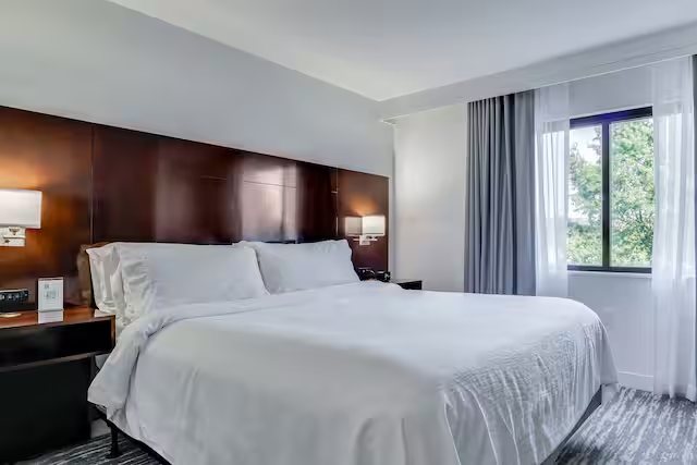 Embassy Suites By Hilton Louisville East — Guest room