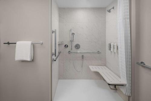 Embassy Suites By Hilton Madison Downtown — Bathroom