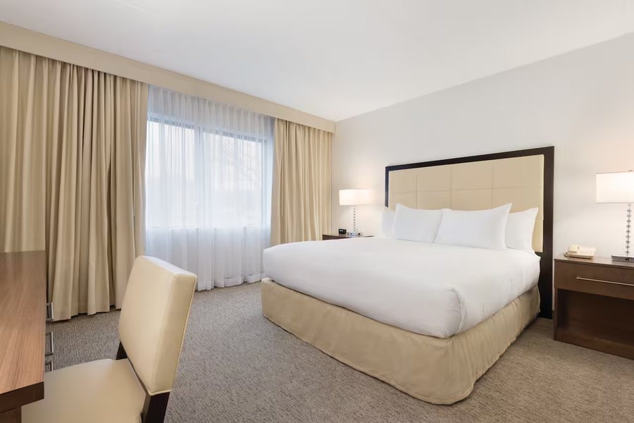 Embassy Suites by Hilton Milwaukee Brookfield — Guest room