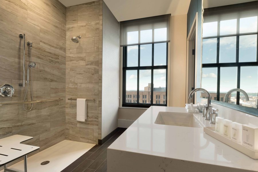 Embassy Suites by Hilton Minneapolis Downtown — Bathroom