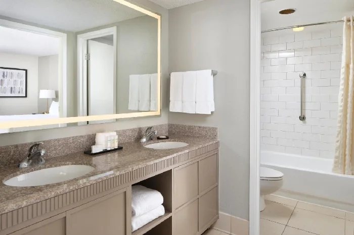 Embassy Suites by Hilton Myrtle Beach Oceanfront Resort — Bathroom
