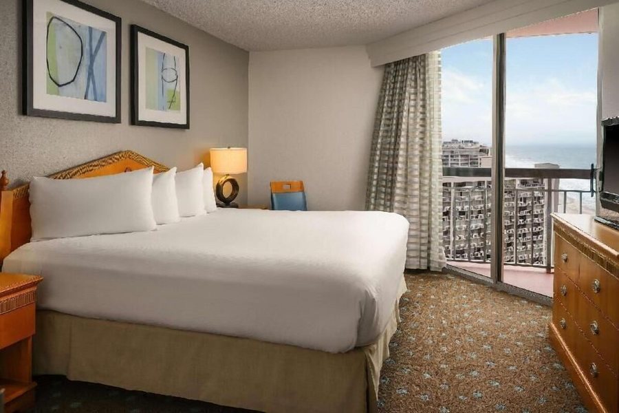 Embassy Suites by Hilton Myrtle Beach Oceanfront Resort — Guest room
