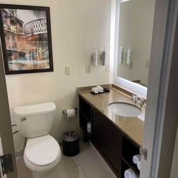Embassy Suites by Hilton New Orleans — Bathroom