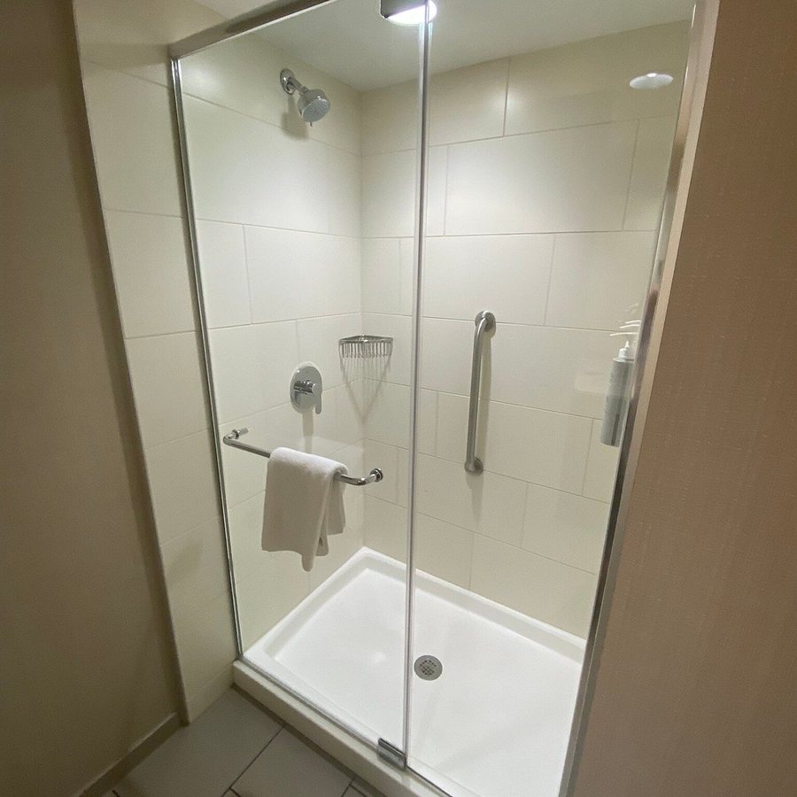 Embassy Suites by Hilton Oklahoma City Downtown Medical Center — Bathroom