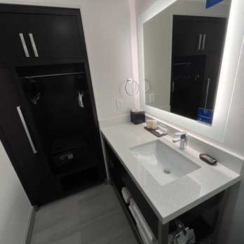 Embassy Suites by Hilton Oklahoma City Northwest — Bathroom