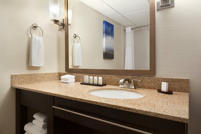 Embassy Suites by Hilton Oklahoma City Will Rogers Airport — Bathroom