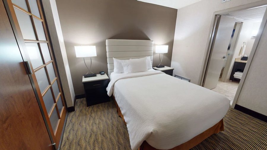 Embassy Suites by Hilton Oklahoma City Will Rogers Airport — Guest room