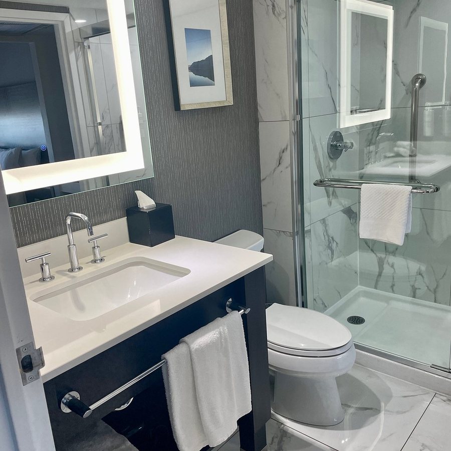 Embassy Suites by Hilton Ontario Airport — Bathroom