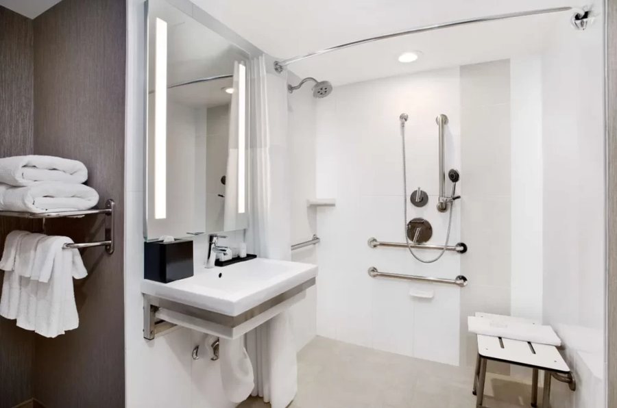 Embassy Suites By Hilton Orlando Downtown Orlando Florida — Bathroom