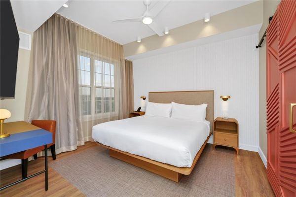 Embassy Suites by Hilton Orlando Sunset Walk — Guest room