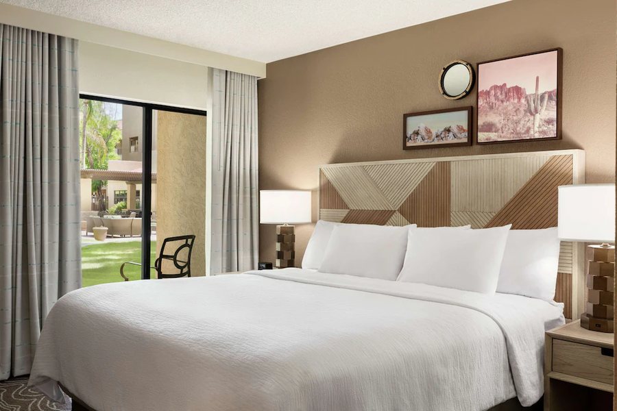 Embassy Suites By Hilton Phoenix Tempe — Guest room