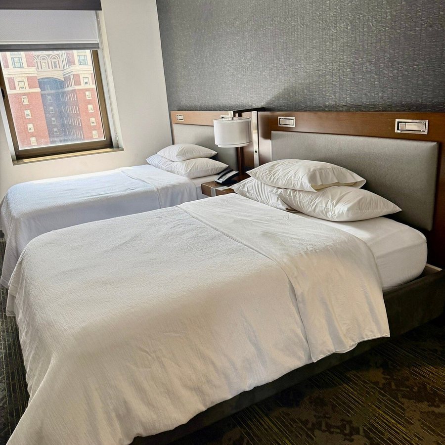 Embassy Suites By Hilton Pittsburgh Downtown — Guest room