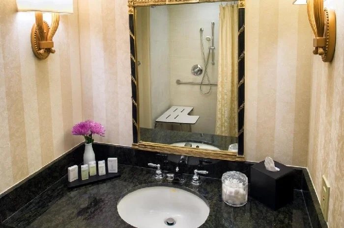 Embassy Suites by Hilton Portland Downtown — Bathroom