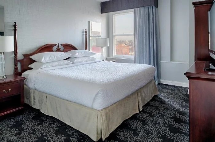 Embassy Suites by Hilton Portland Downtown — Guest room