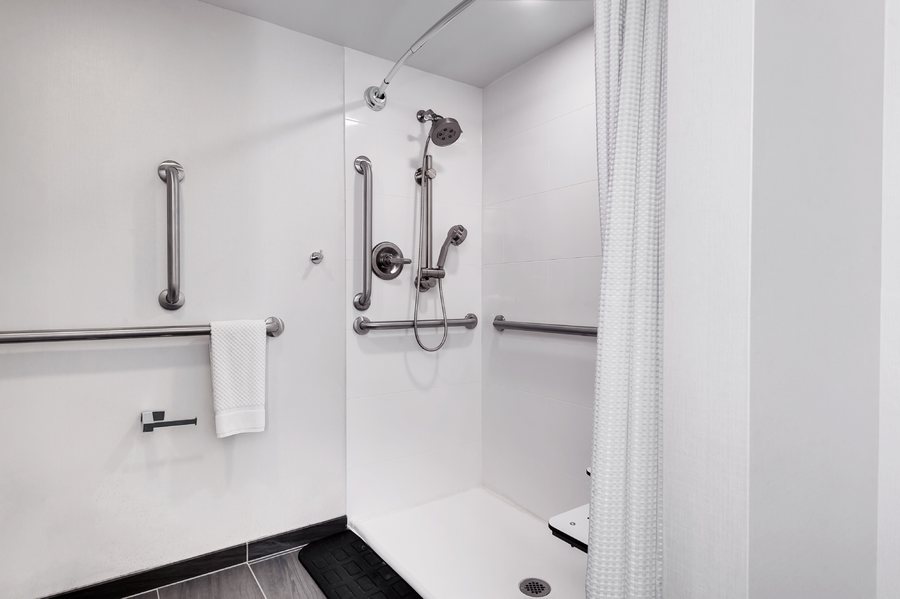 Embassy Suites by Hilton Raleigh Crabtree — Bathroom