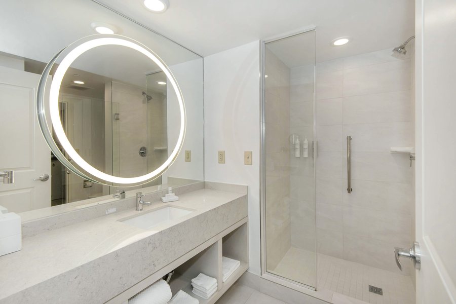 Embassy Suites by Hilton Raleigh Durham Airport Brier Creek — Bathroom