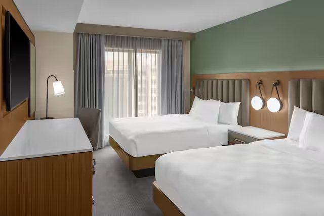 Embassy Suites by Hilton San Antonio Riverwalk Downtown — Guest room