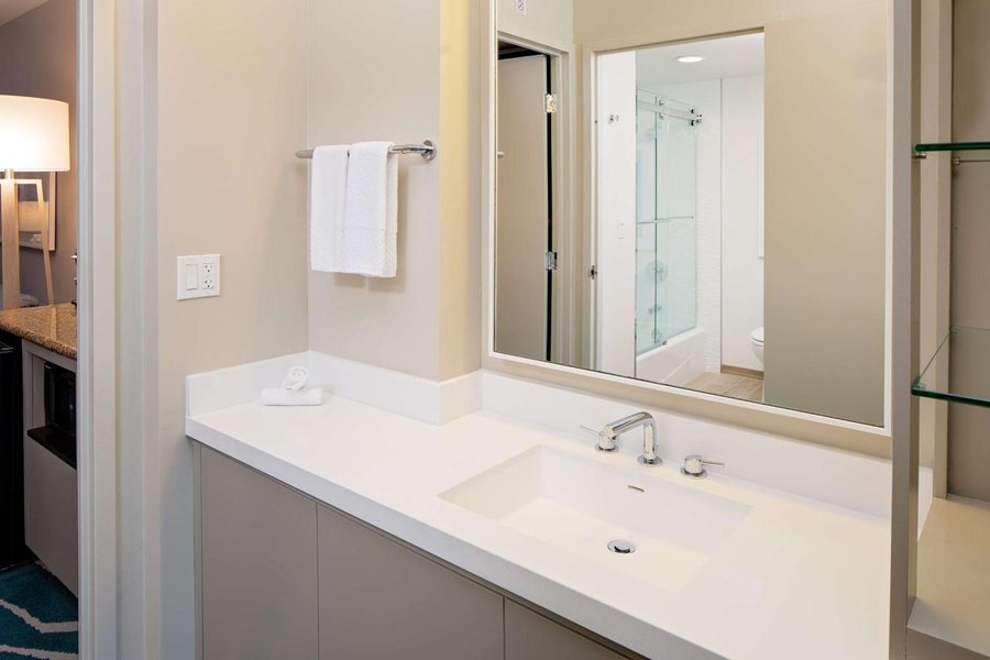 Embassy Suites by Hilton San Diego Bay Downtown San Diego California — Bathroom