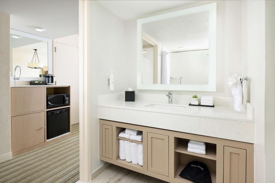Embassy Suites by Hilton San Juan Hotel Casino — Bathroom