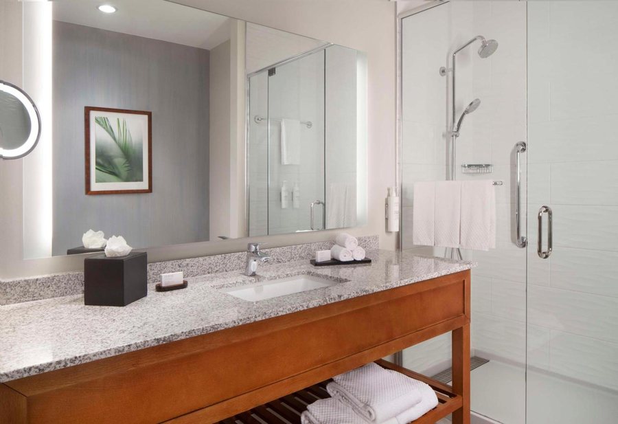 Embassy Suites By Hilton Sarasota — Bathroom