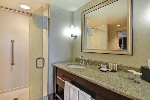 Embassy Suites by Hilton Savannah Historic District — Bathroom