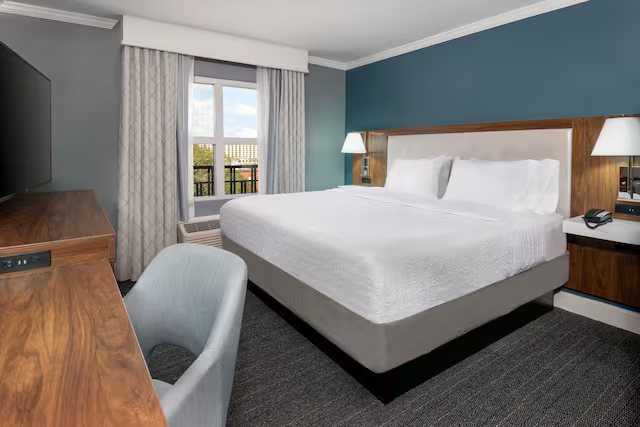 Embassy Suites by Hilton Savannah Historic District — Guest room