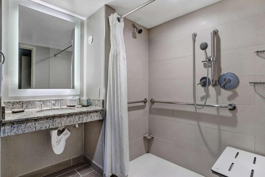 Embassy Suites by Hilton Seattle Bellevue — Bathroom