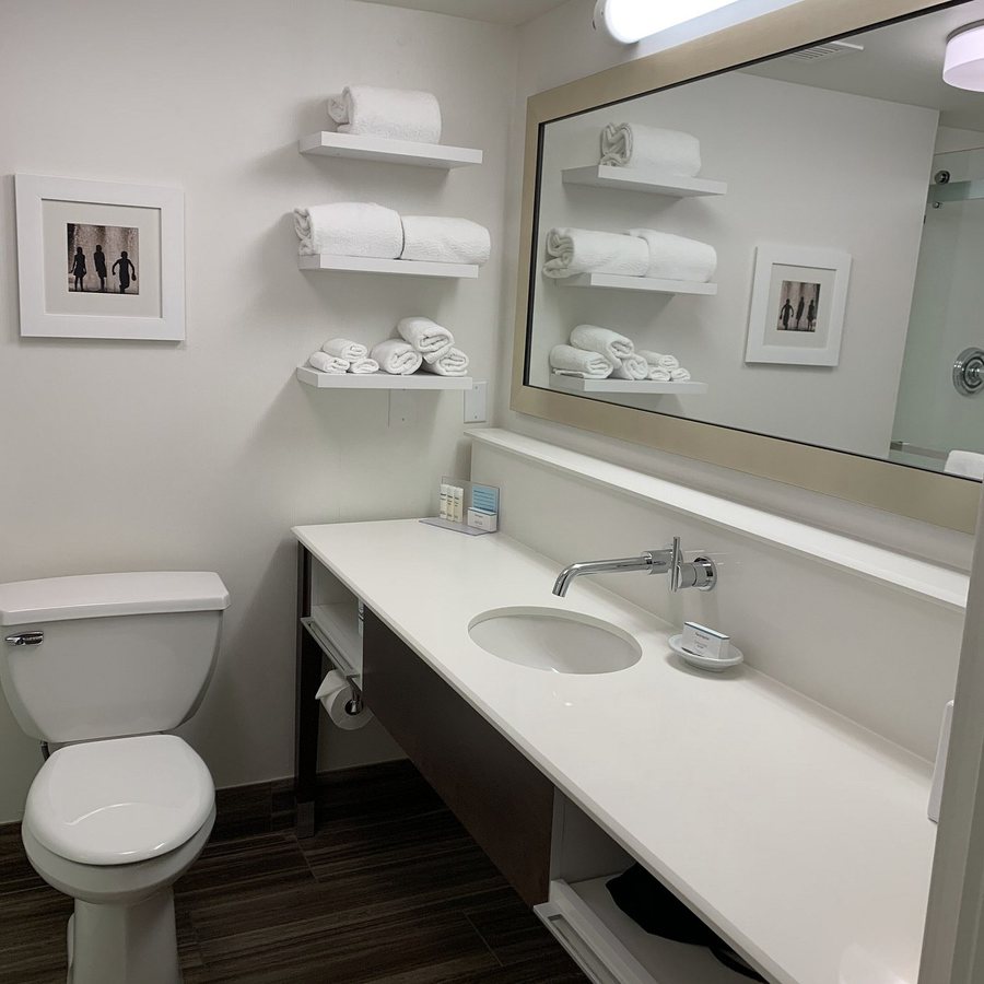 Embassy Suites By Hilton Seattle North Lynnwood — Bathroom
