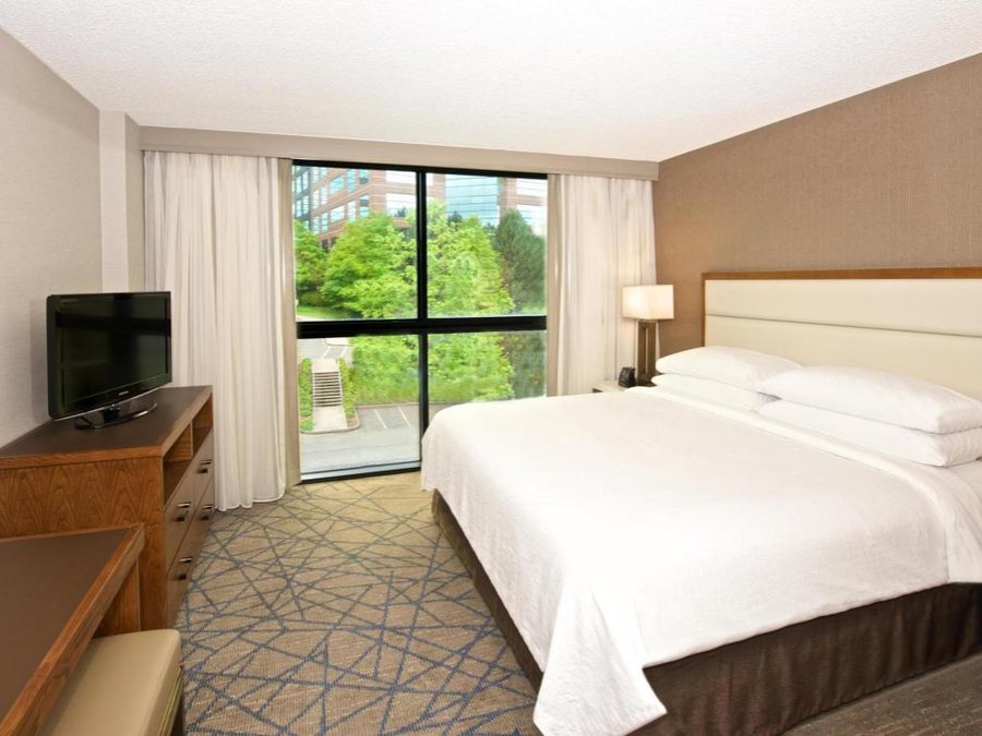 Embassy Suites By Hilton Seattle North Lynnwood — Guest room