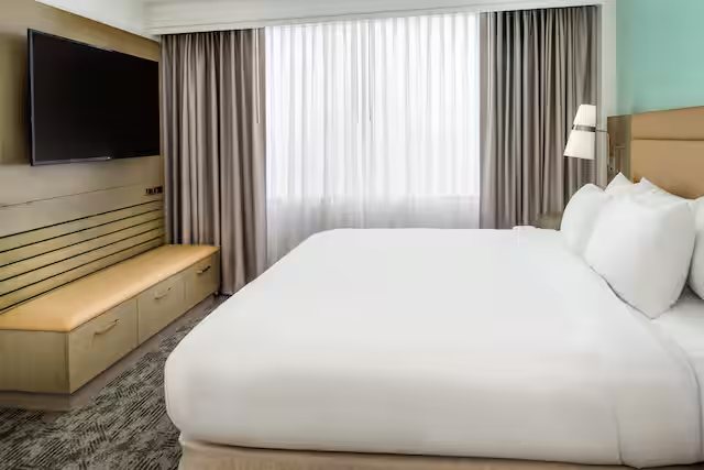 Embassy Suites by Hilton St Louis Downtown — Guest room