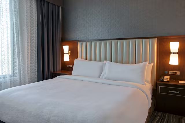 Embassy Suites by Hilton Syracuse — Guest room