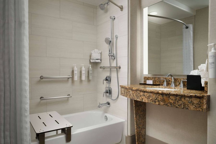 Embassy Suites by Hilton Tucson Paloma Village — Bathroom