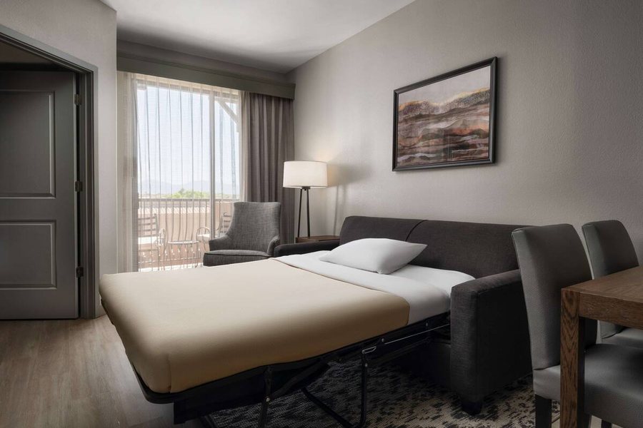 Embassy Suites by Hilton Tucson Paloma Village — Guest room