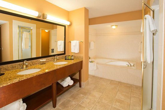 Embassy Suites by Hilton Tulsa I 44 — Bathroom